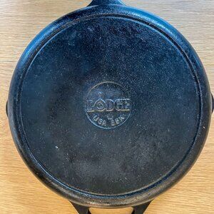 Lodge 10 inch cast iron skillet - Made in USA